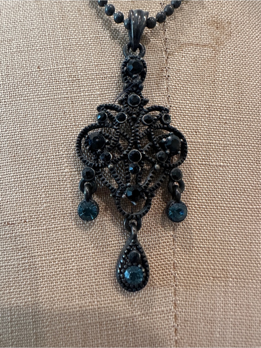 Black Vintage-Style Filigree Pendant Necklace - Women Jewelry
